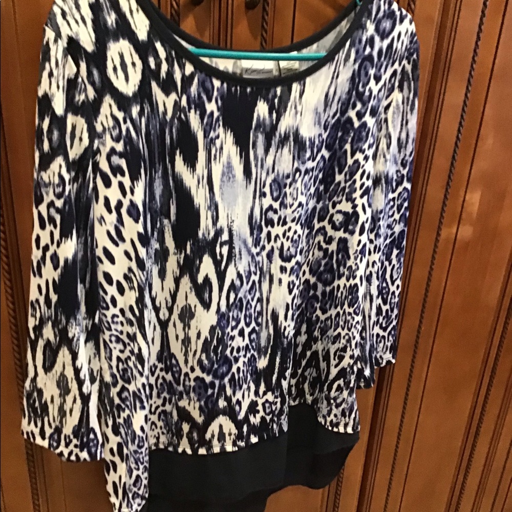 Beautiful navy Kim Rogers Size small Lady top Blue Animal print tunic top